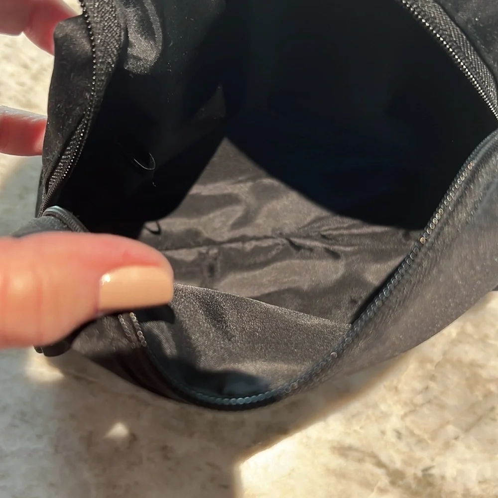 Giorgio Armani cosmetic bag. - Picture 5 of 5